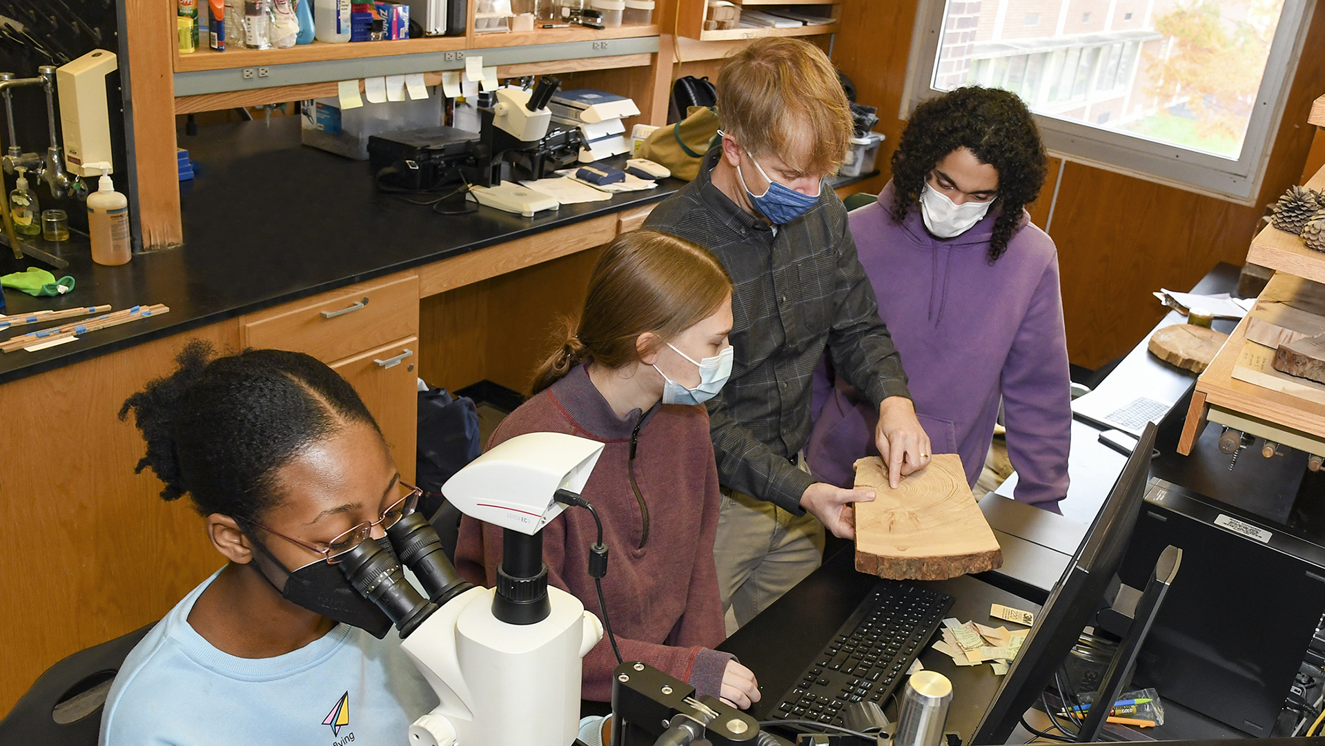 Professor Daniel Druckenbrod in the lab with students