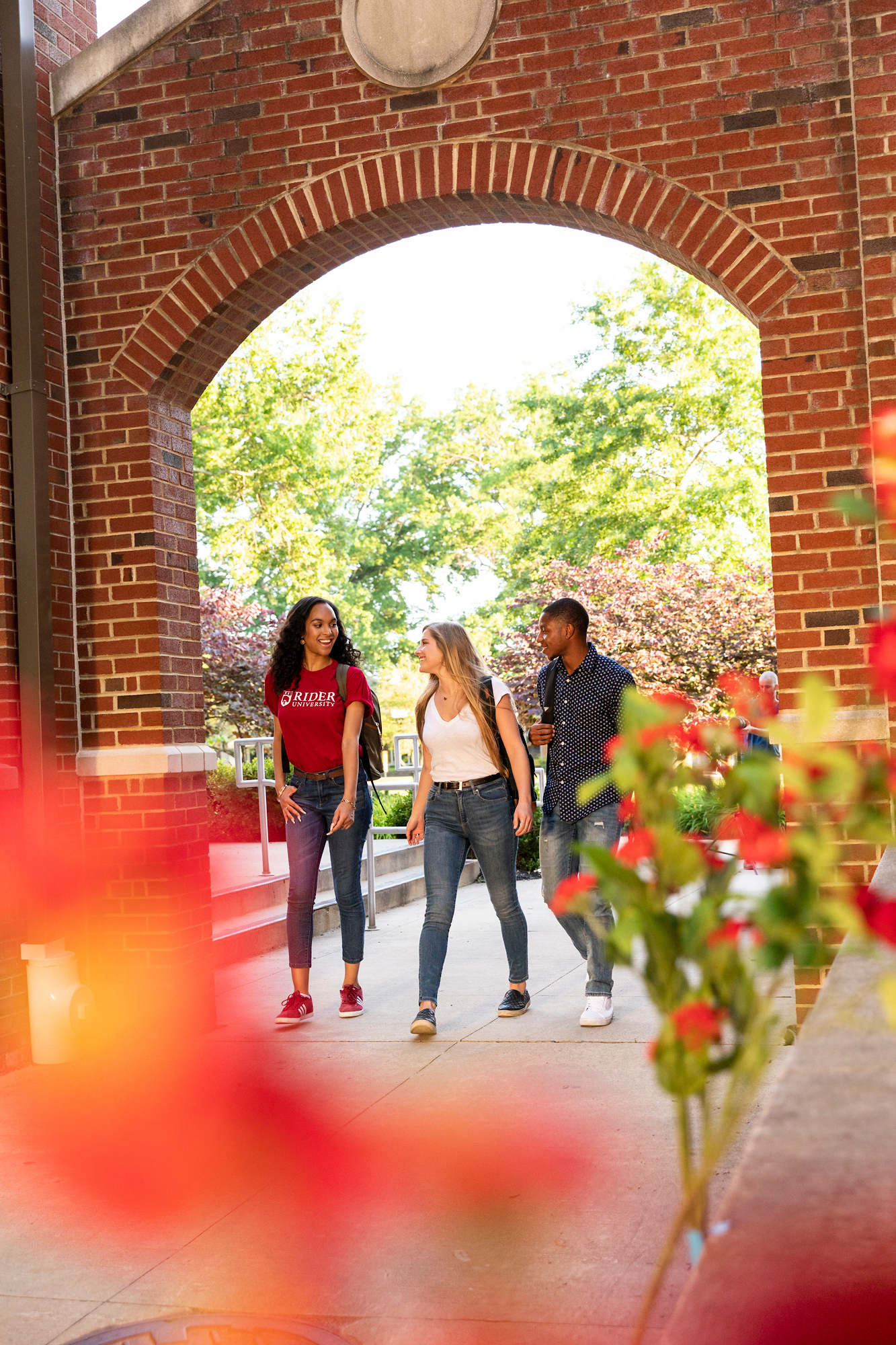 Students walk under archway on Rider campus