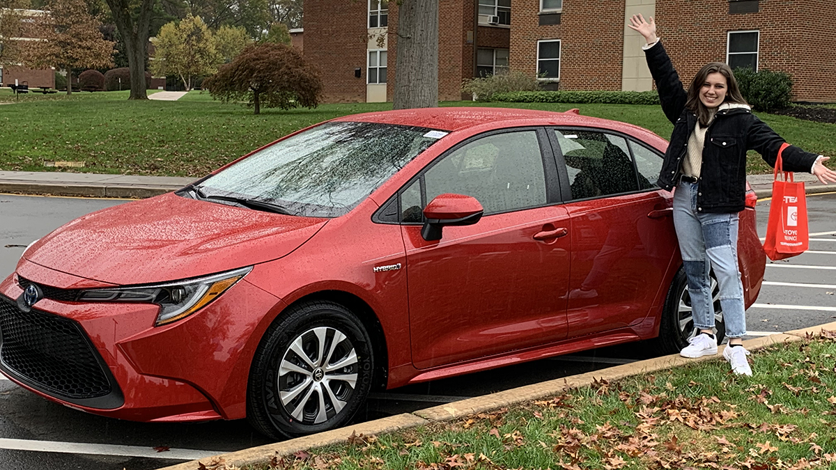 Rider alumna wins new car