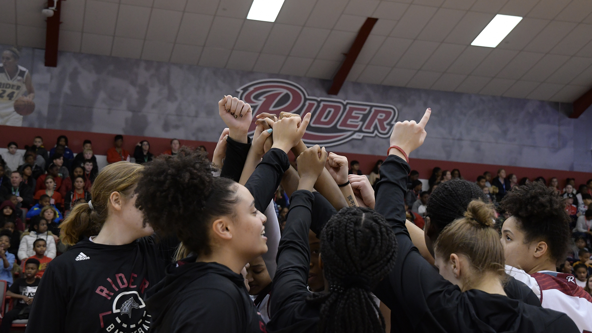 Rider Athletics: Basketball team in a huddle