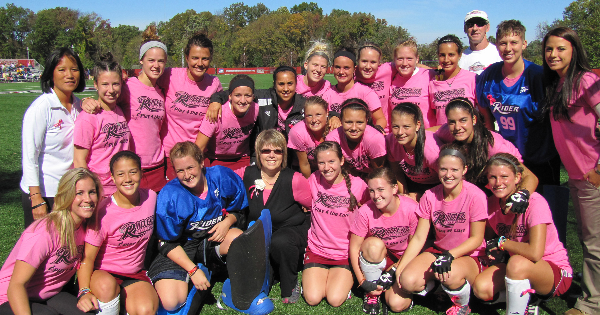 Cathy Carter-Romero with field hockey team