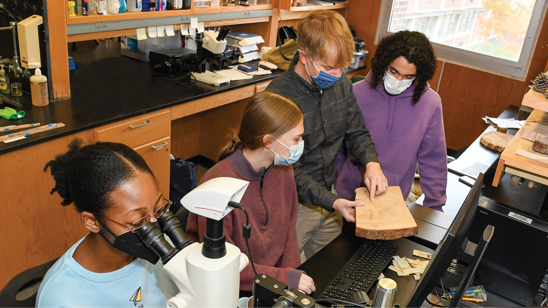 Dr. Daniel Druckenbrod and students work in lab