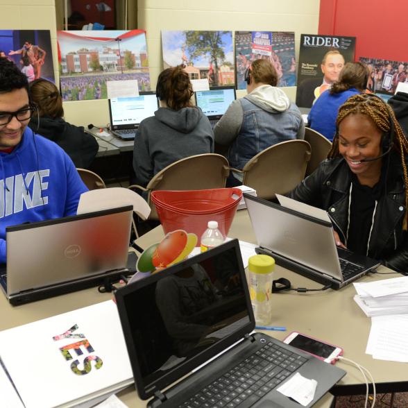 Students speak with alumni at phonathon