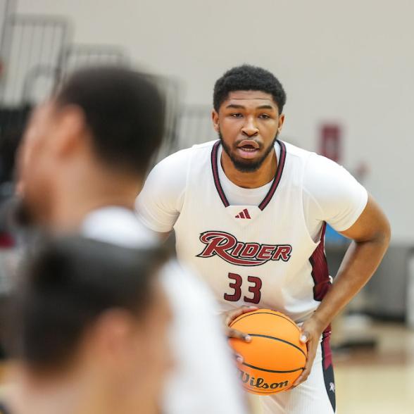 Mens bball player looking for pass