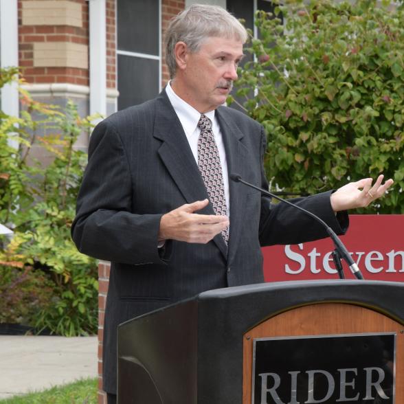 Alumnus pledges estate to Rider for scholarships