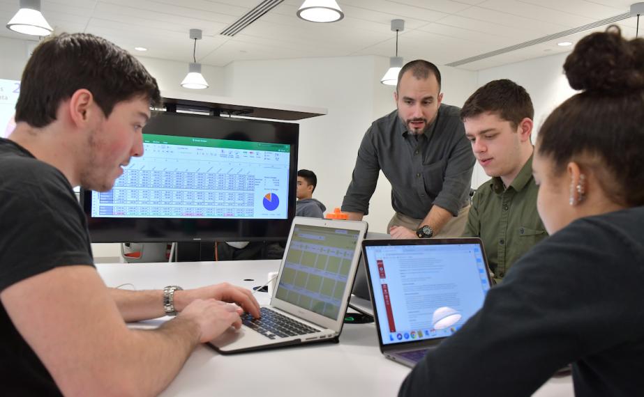 Students in the business analytics lab.