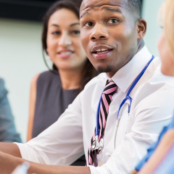 Nurse discusses a patient with colleagues