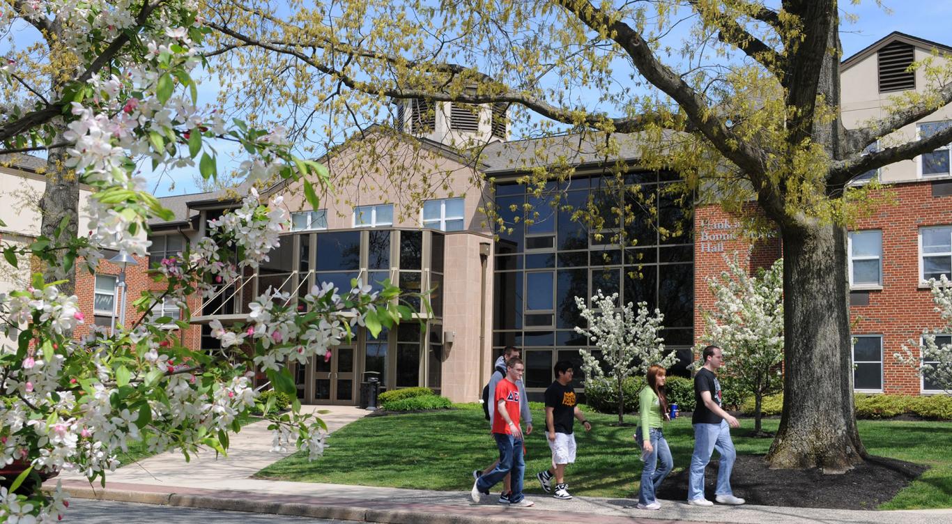 app_hankbonnie_moore_043013_campus_066_0.jpg