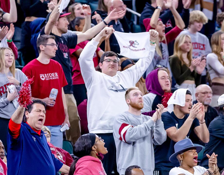 Fans cheer on Broncs at MAAC Tournament