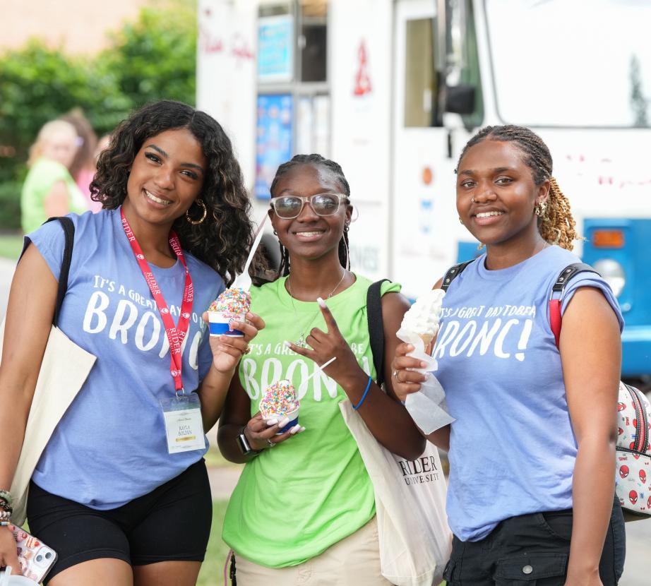students at orientation with ice cream