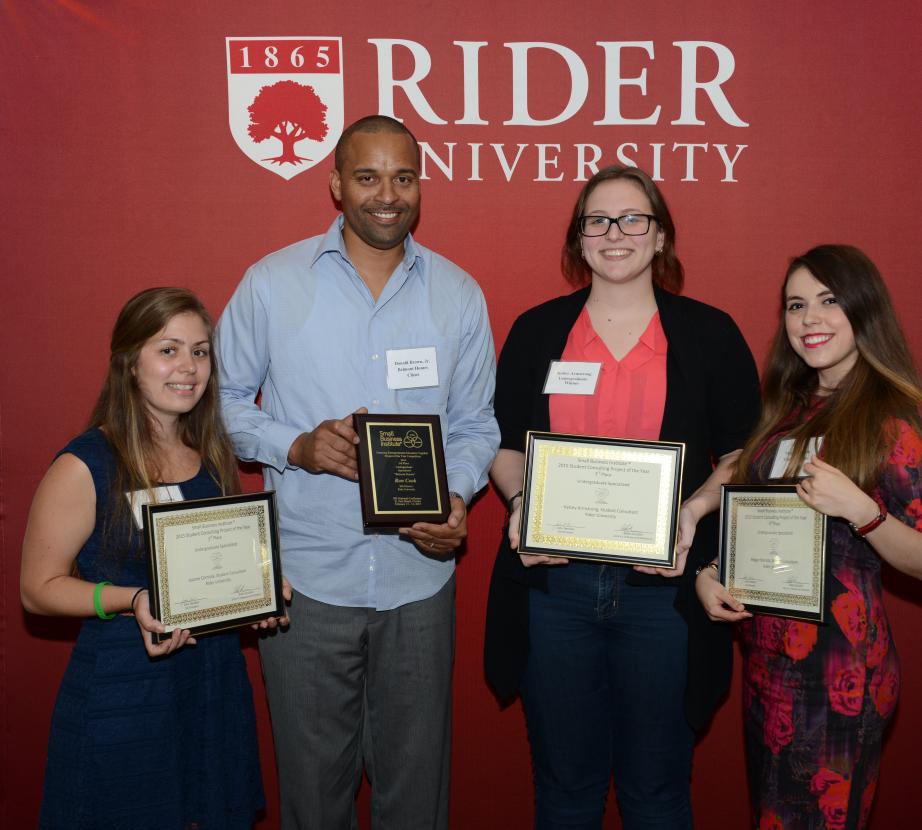 2015 Small Business Institute undergraduate students with award