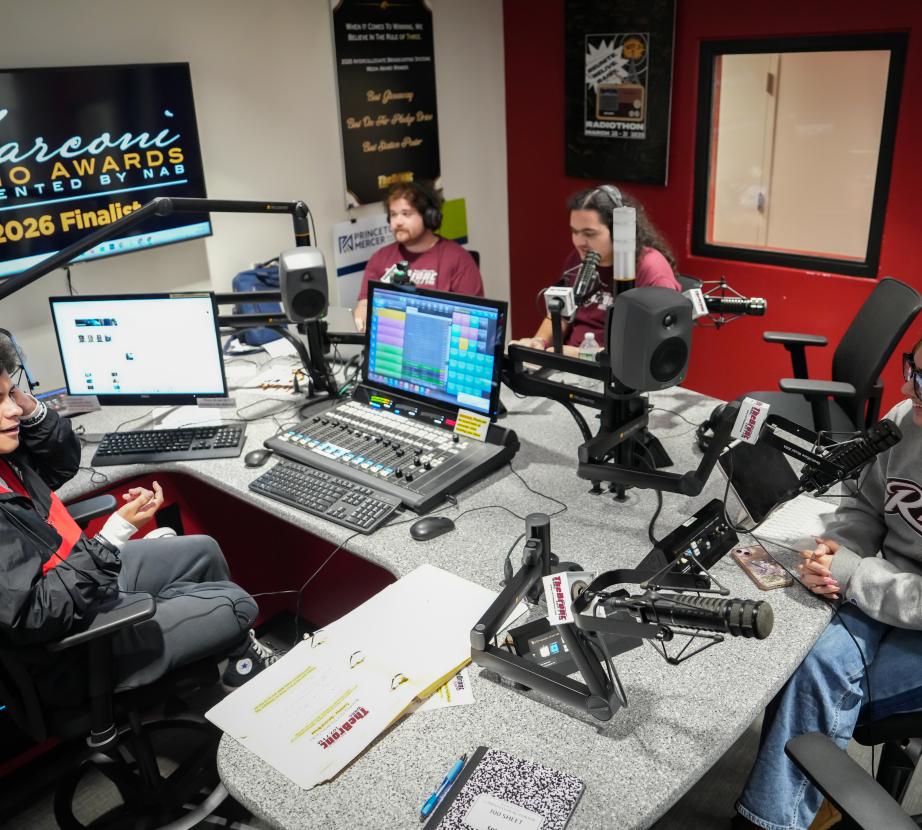 Students broadcasting for 107.7 The Bronc