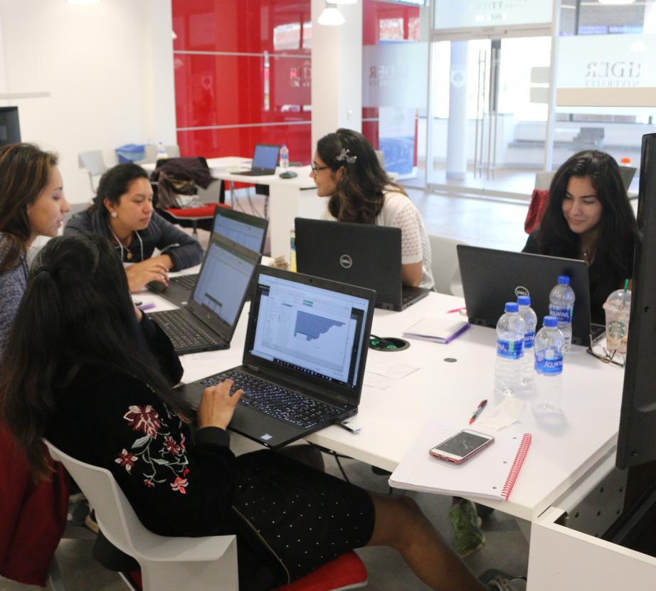 Students work on computers in lab