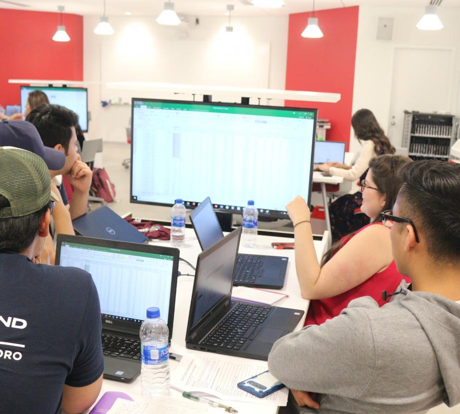 Students work on computers in lab