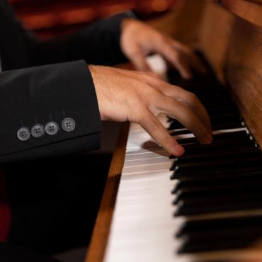 Student play piano.