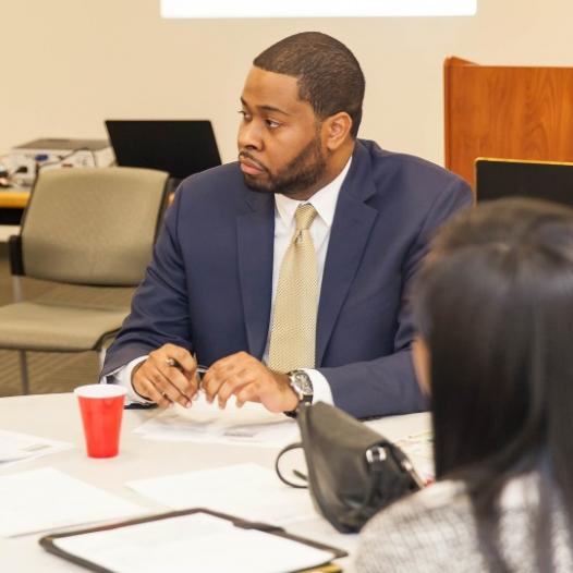 Kenneth Jacobs ’10 speaks with current Rider students